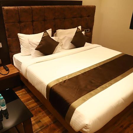 Hotel Emperio Grand Lakhnau Kültér fotó