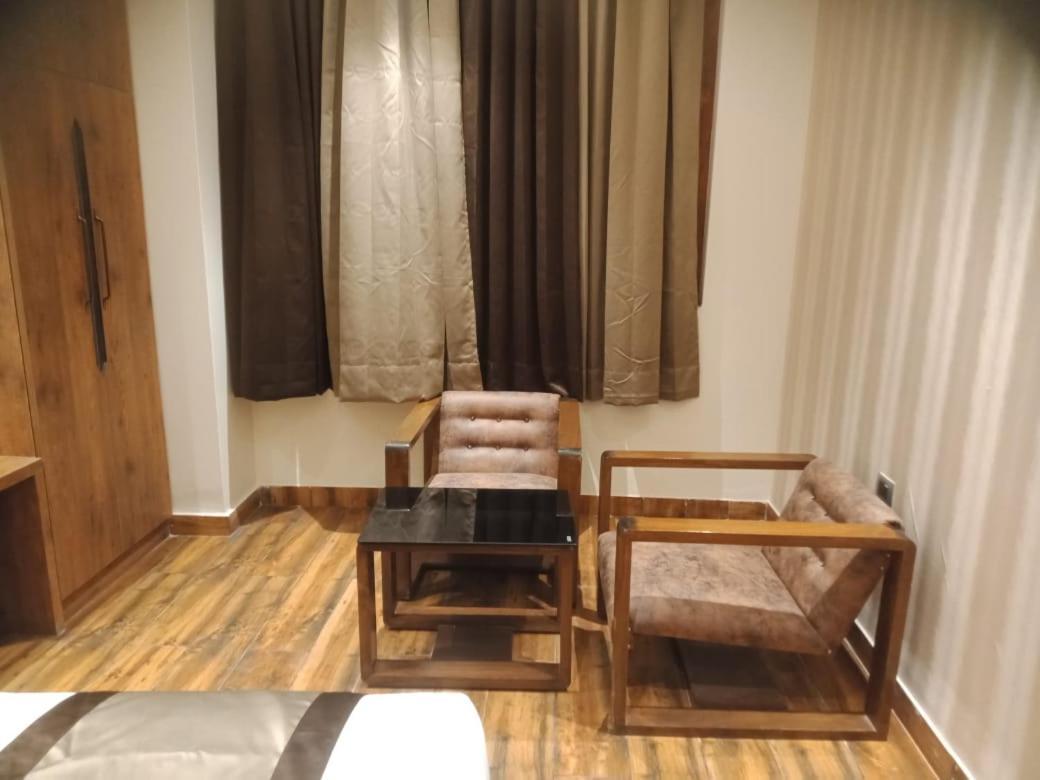 Hotel Emperio Grand Lakhnau Kültér fotó