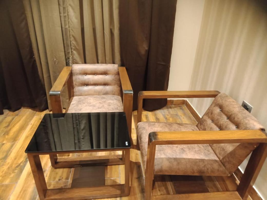 Hotel Emperio Grand Lakhnau Kültér fotó