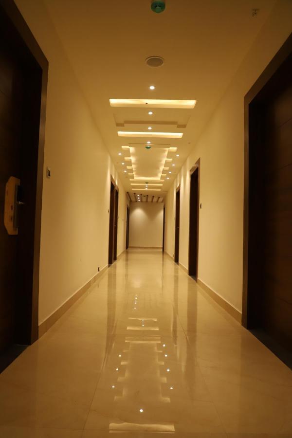 Hotel Emperio Grand Lakhnau Kültér fotó