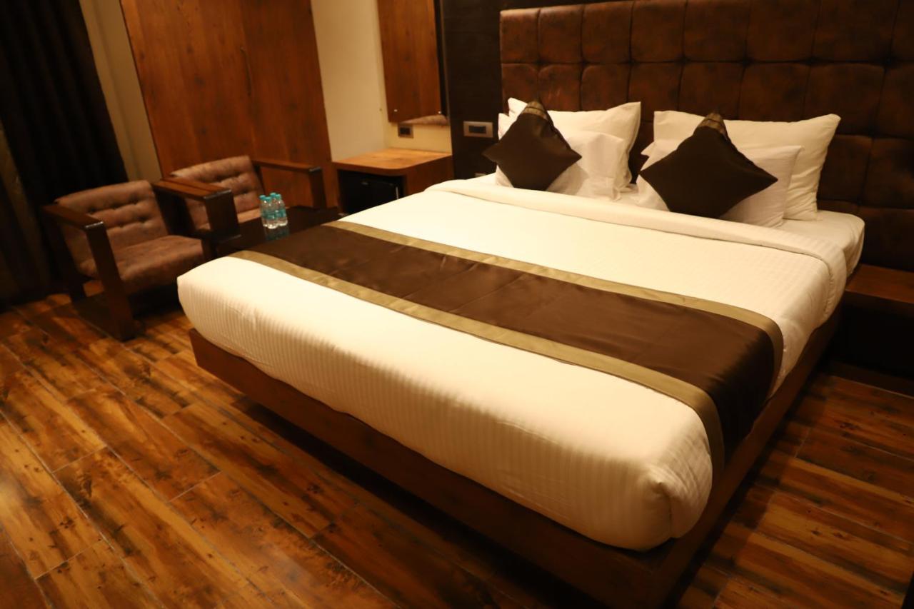 Hotel Emperio Grand Lakhnau Kültér fotó