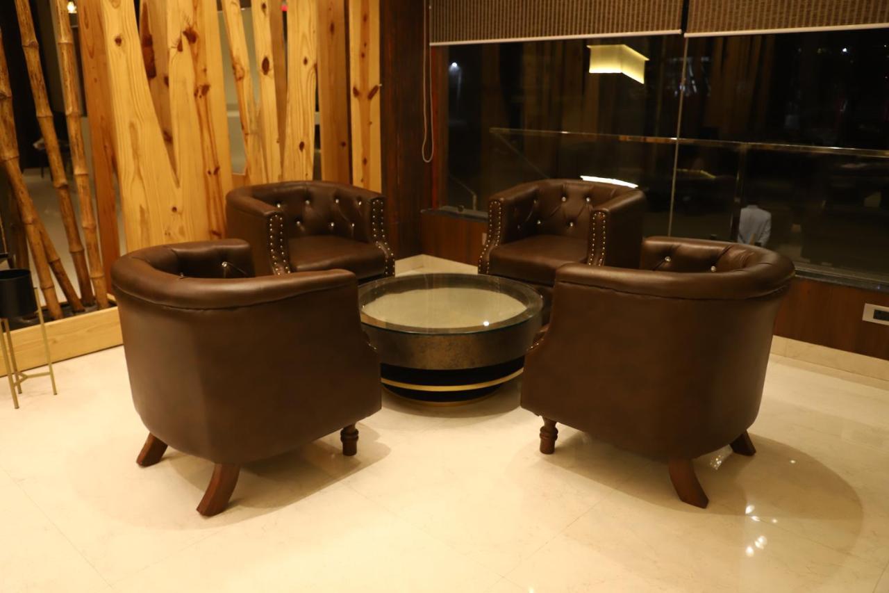 Hotel Emperio Grand Lakhnau Kültér fotó