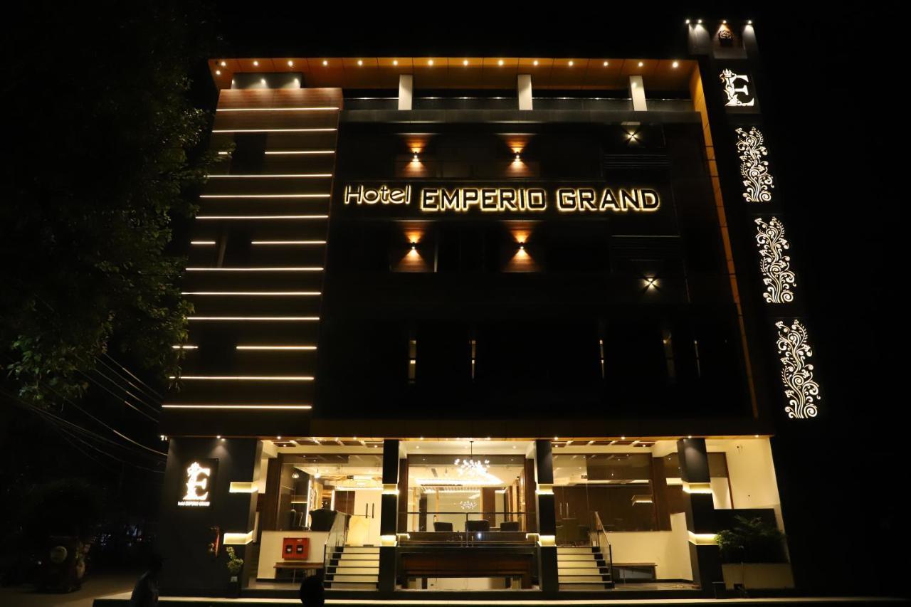 Hotel Emperio Grand Lakhnau Kültér fotó