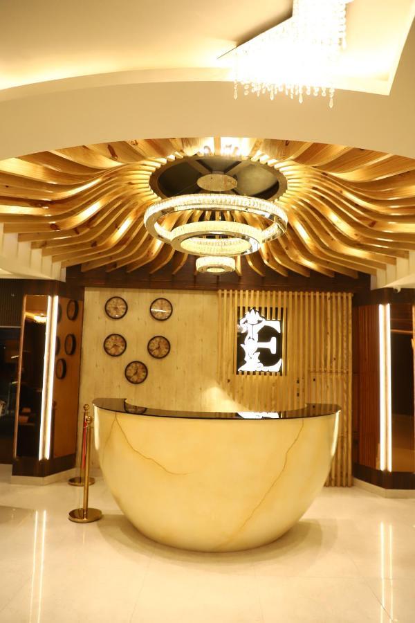 Hotel Emperio Grand Lakhnau Kültér fotó