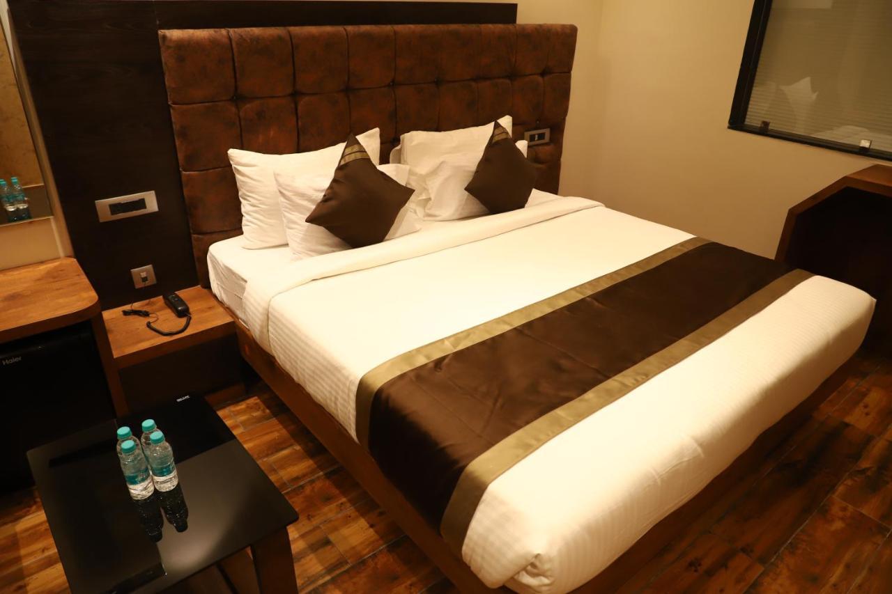 Hotel Emperio Grand Lakhnau Kültér fotó