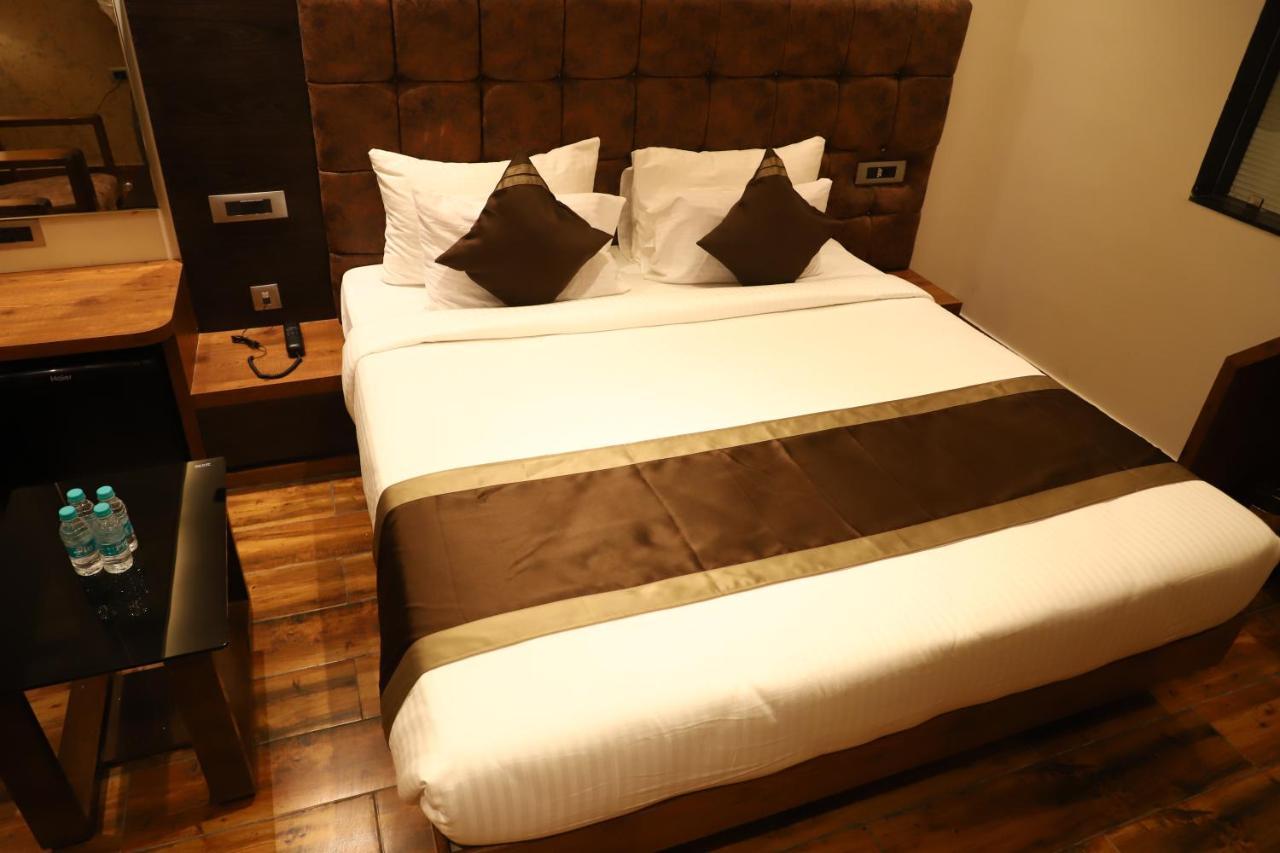 Hotel Emperio Grand Lakhnau Kültér fotó