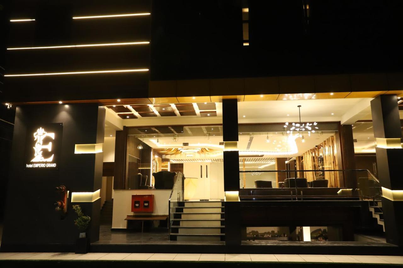 Hotel Emperio Grand Lakhnau Kültér fotó