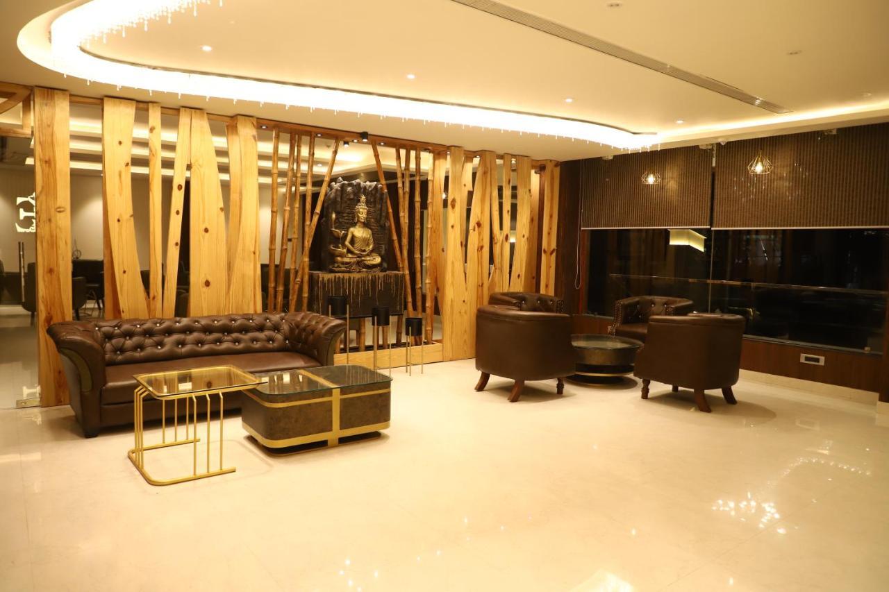 Hotel Emperio Grand Lakhnau Kültér fotó