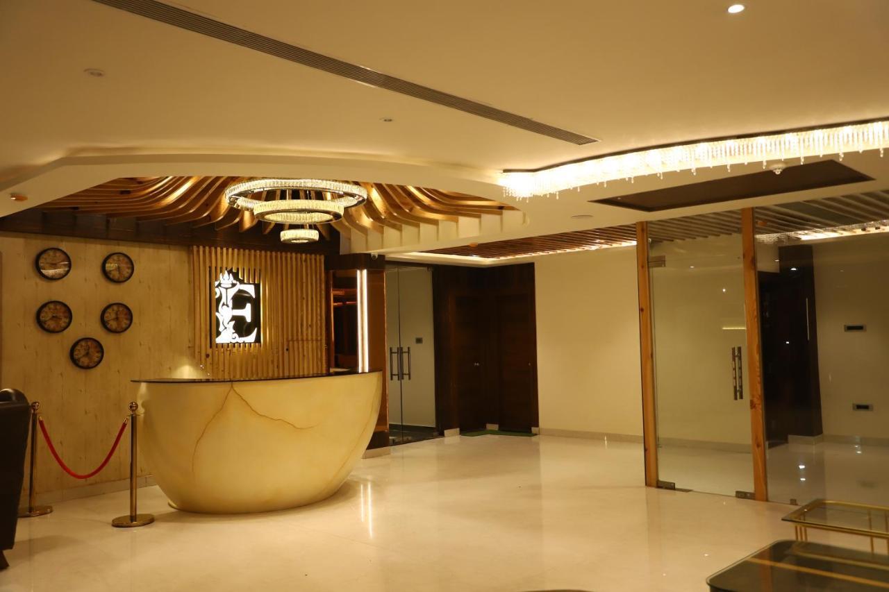 Hotel Emperio Grand Lakhnau Kültér fotó