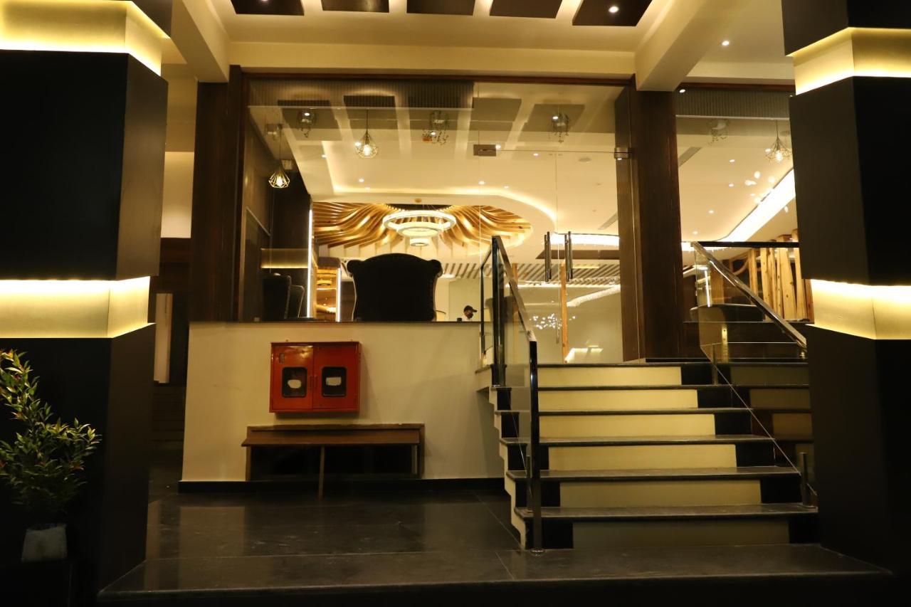 Hotel Emperio Grand Lakhnau Kültér fotó