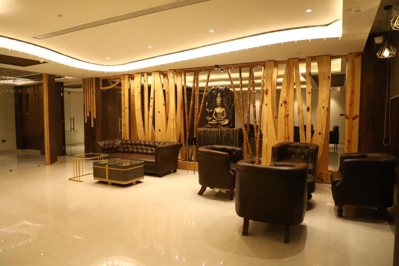 Hotel Emperio Grand Lakhnau Kültér fotó