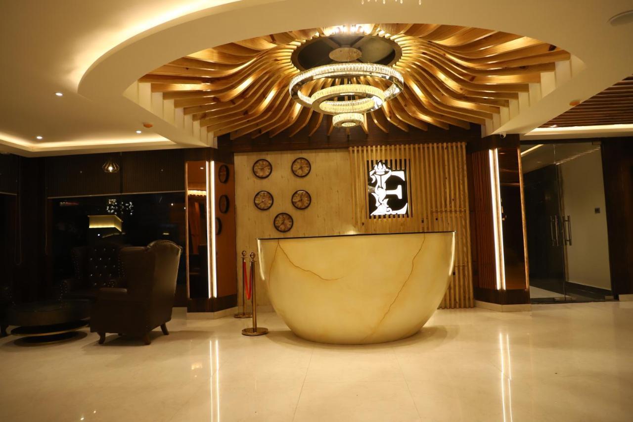 Hotel Emperio Grand Lakhnau Kültér fotó